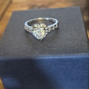 Elegant Gold Ring with Intricate Detailing